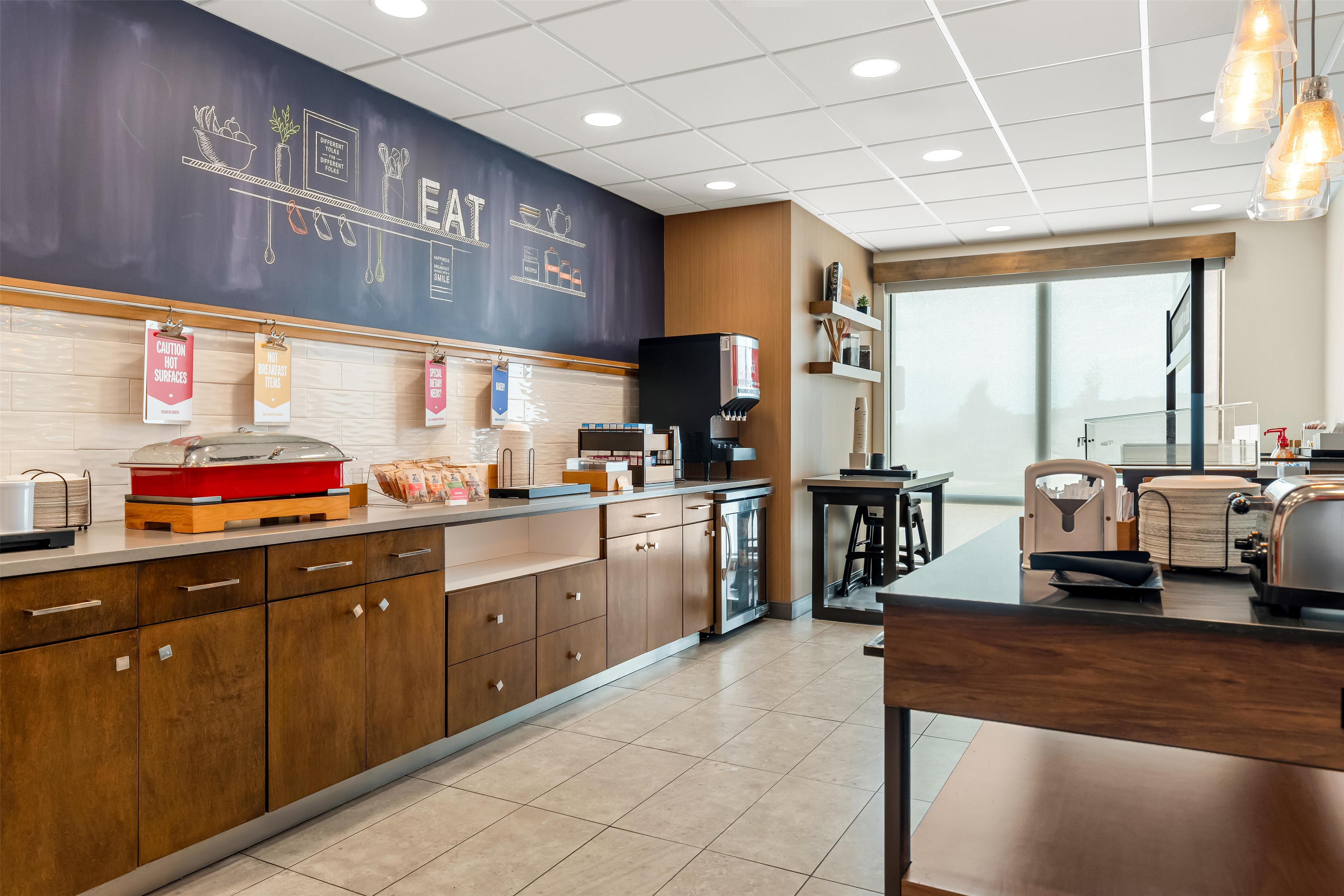 Breakfast Area | Hampton Inn & Suites Pekin Peoria Area