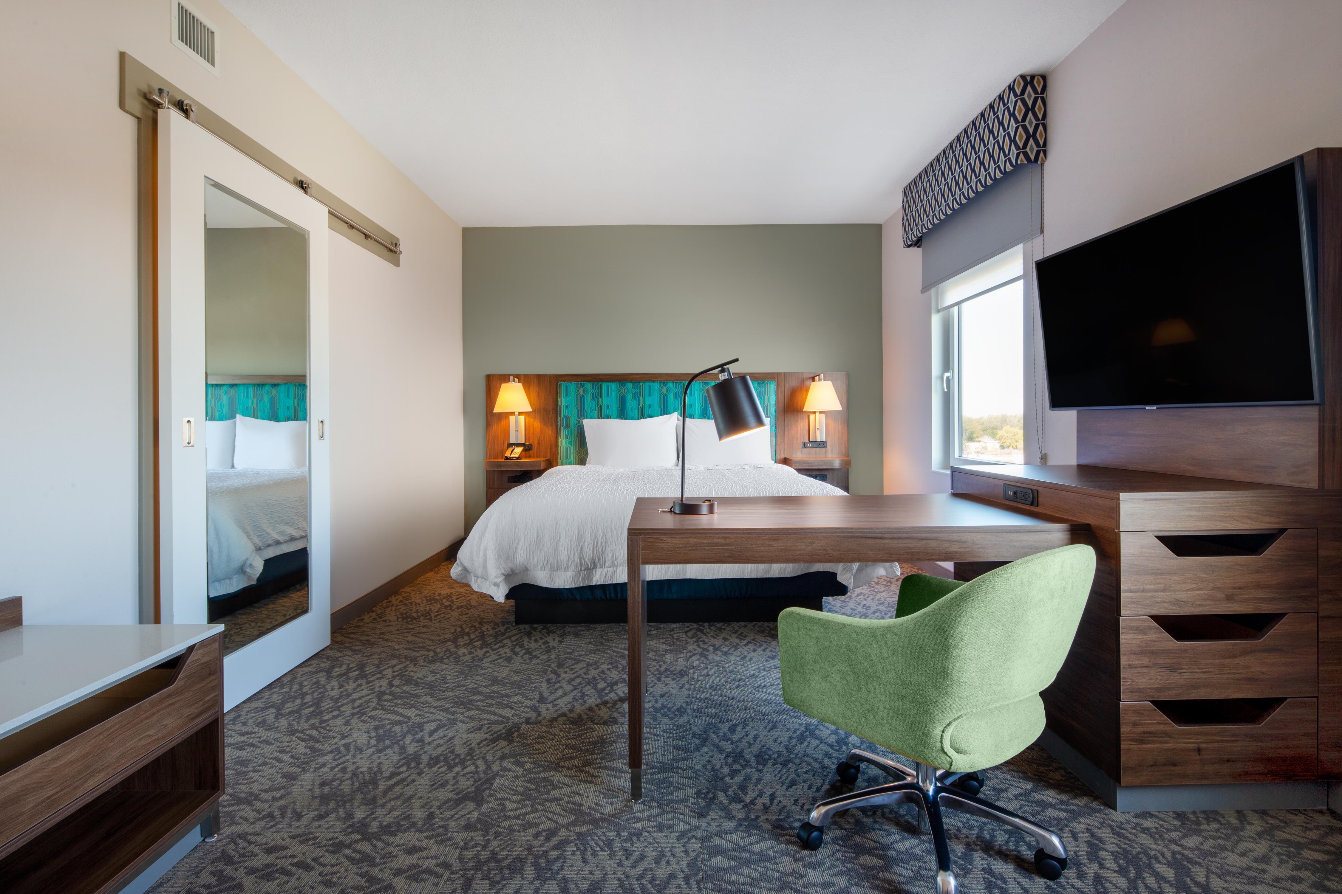 Hampton Inn & Suites Edmonton St. Albert Room Type - 1 KING SUITE NONSMOKE