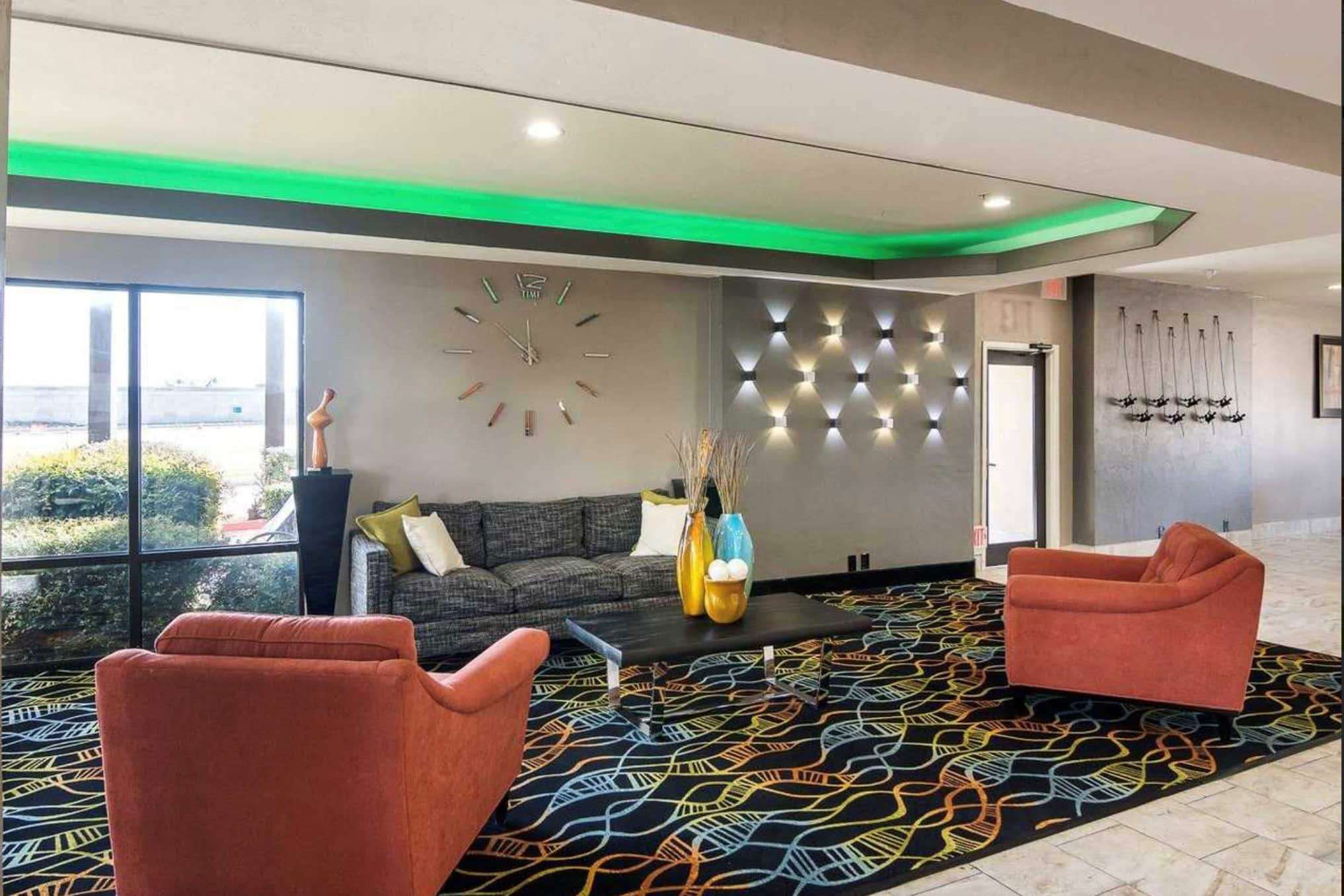 Lobby | Days Inn by Wyndham Fort Worth North / Fossil Creek