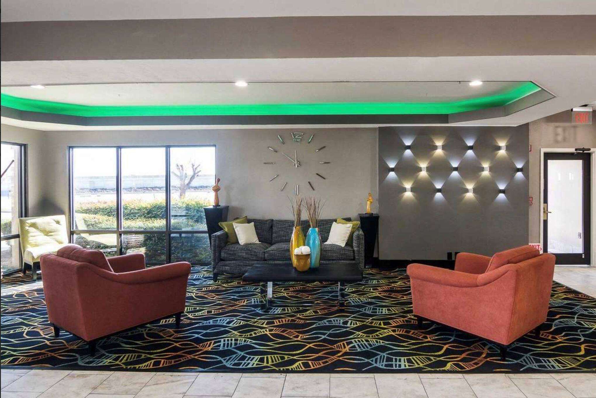 Lobby | Days Inn by Wyndham Fort Worth North / Fossil Creek
