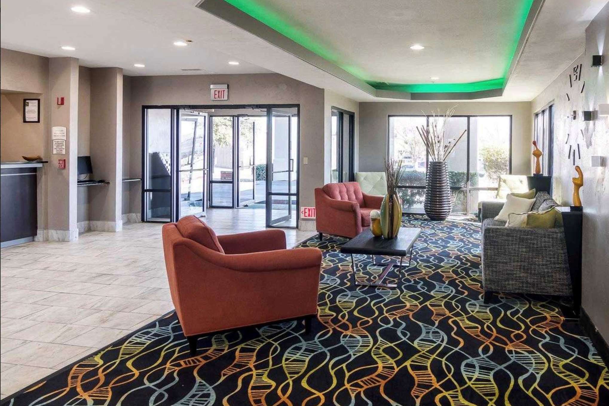 lobby view | Days Inn by Wyndham Fort Worth North / Fossil Creek