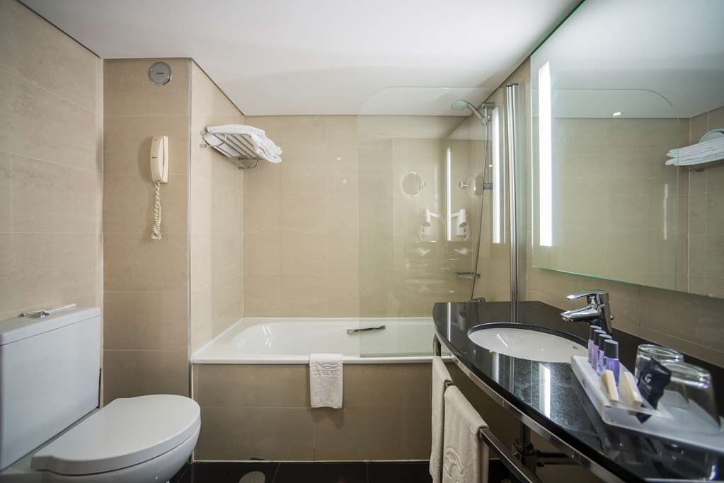 VILA GALE CASCAIS-guestroom-Guest Room,Bathroom,On-Site.jpg