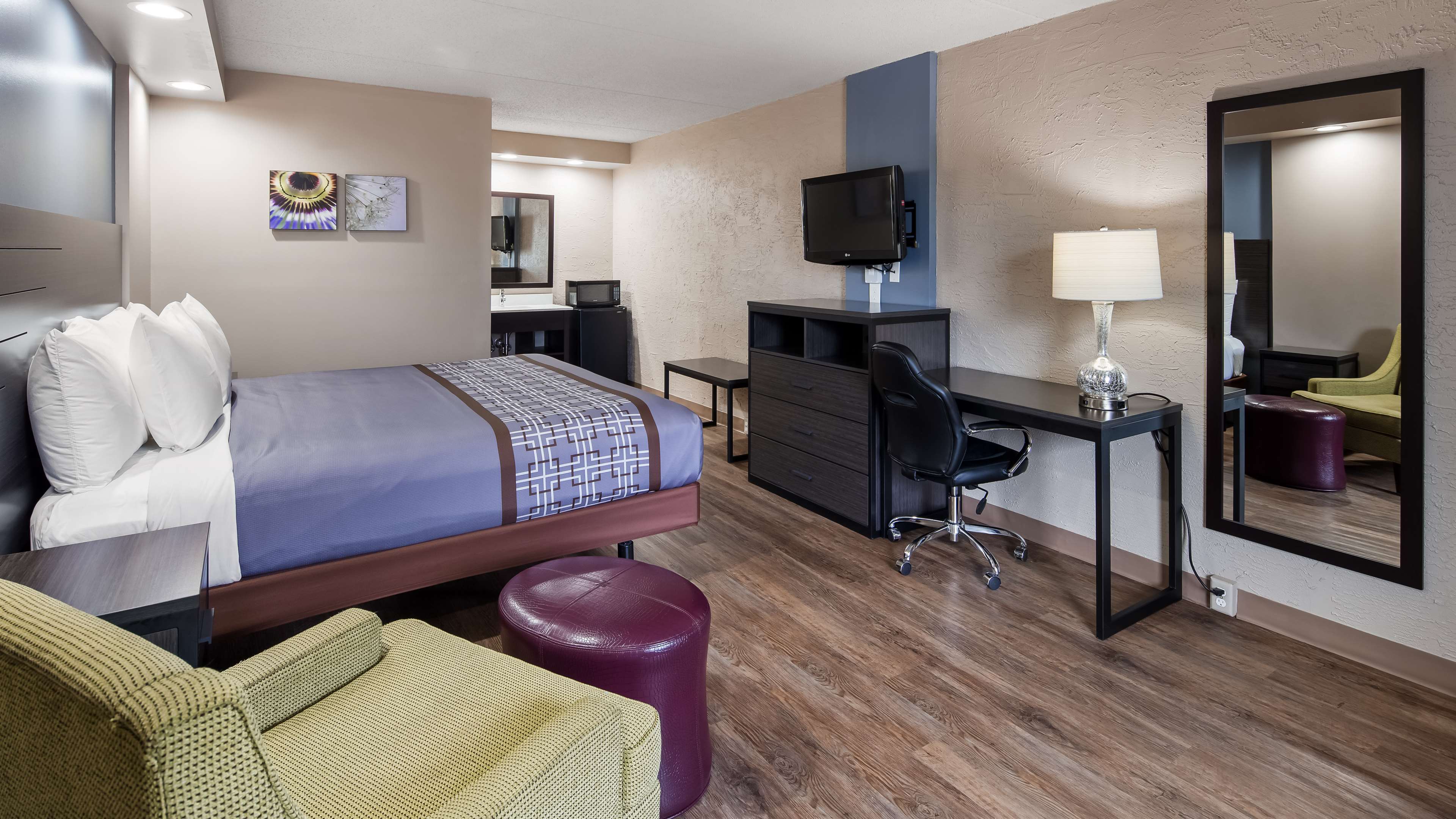 SureStay Hotel by Best Western Jasper Room Type - 1 King Bed, Smoking Room, Flat Screen Television, Work Desk, Lounge Chair, Microwave And Refrigerato SureStay Hotel by Best Western Jasper Room Type - 1 King Bed, Smoking Room, Flat Screen Television, Work Desk, Lounge Chair, Microwave And Refrigerato