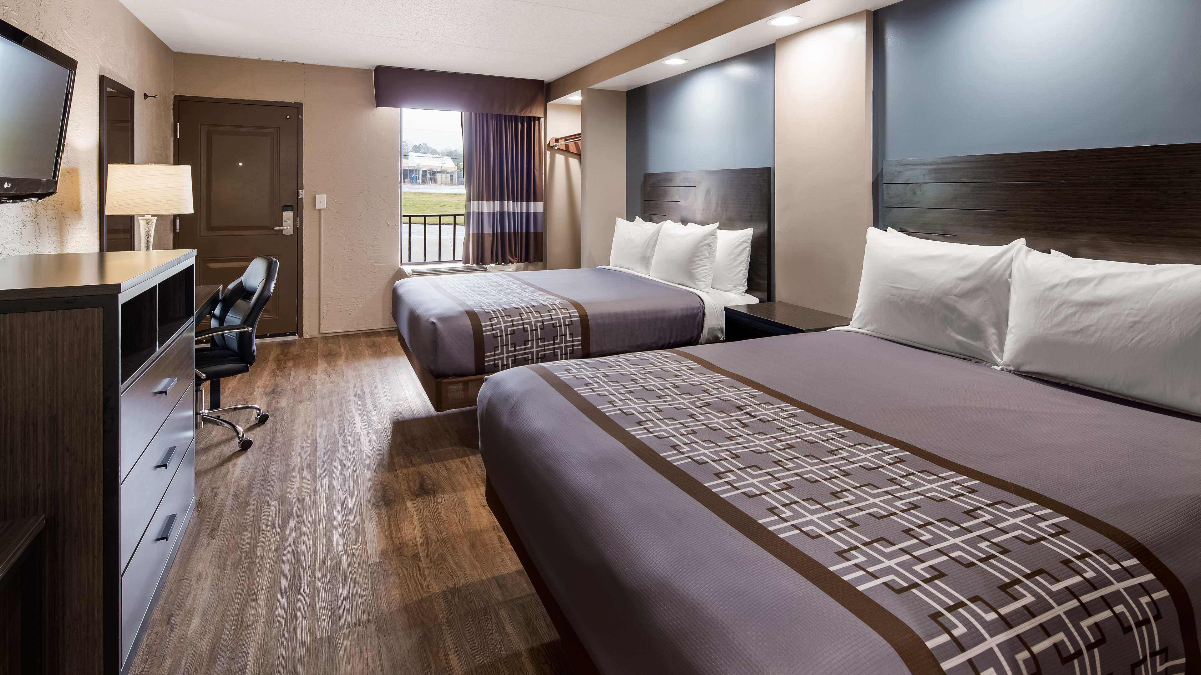 SureStay Hotel by Best Western Jasper Room Type - Accessible - 2 Queen, Mobility Accessible, Bathtub, Work Desk, Microwave And Refrigerator, High Spee SureStay Hotel by Best Western Jasper Room Type - Accessible - 2 Queen, Mobility Accessible, Bathtub, Work Desk, Microwave And Refrigerator, High Spee