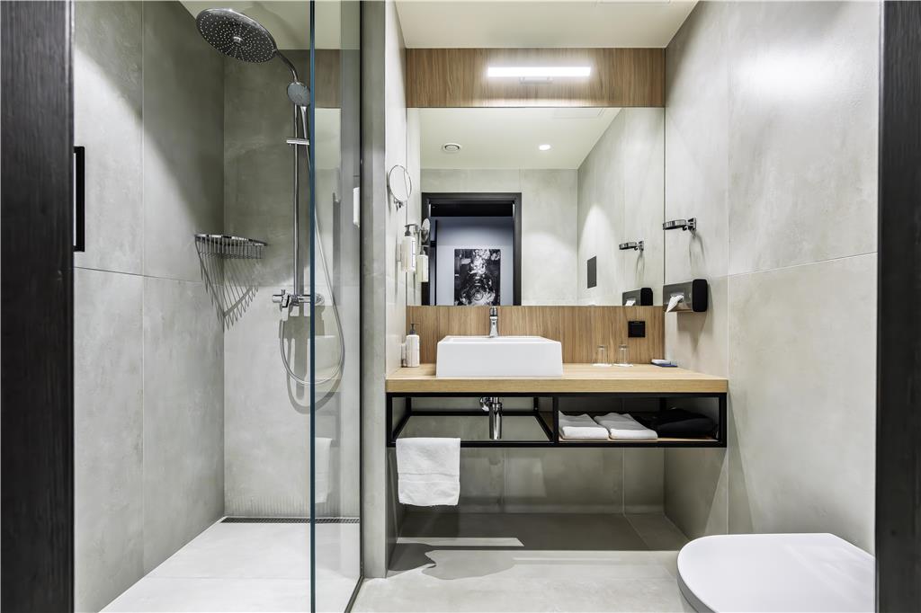 PARK INN VILNIUS AIRPORT-guestroom-Guest Room,Bathroom,On-Site.jpg