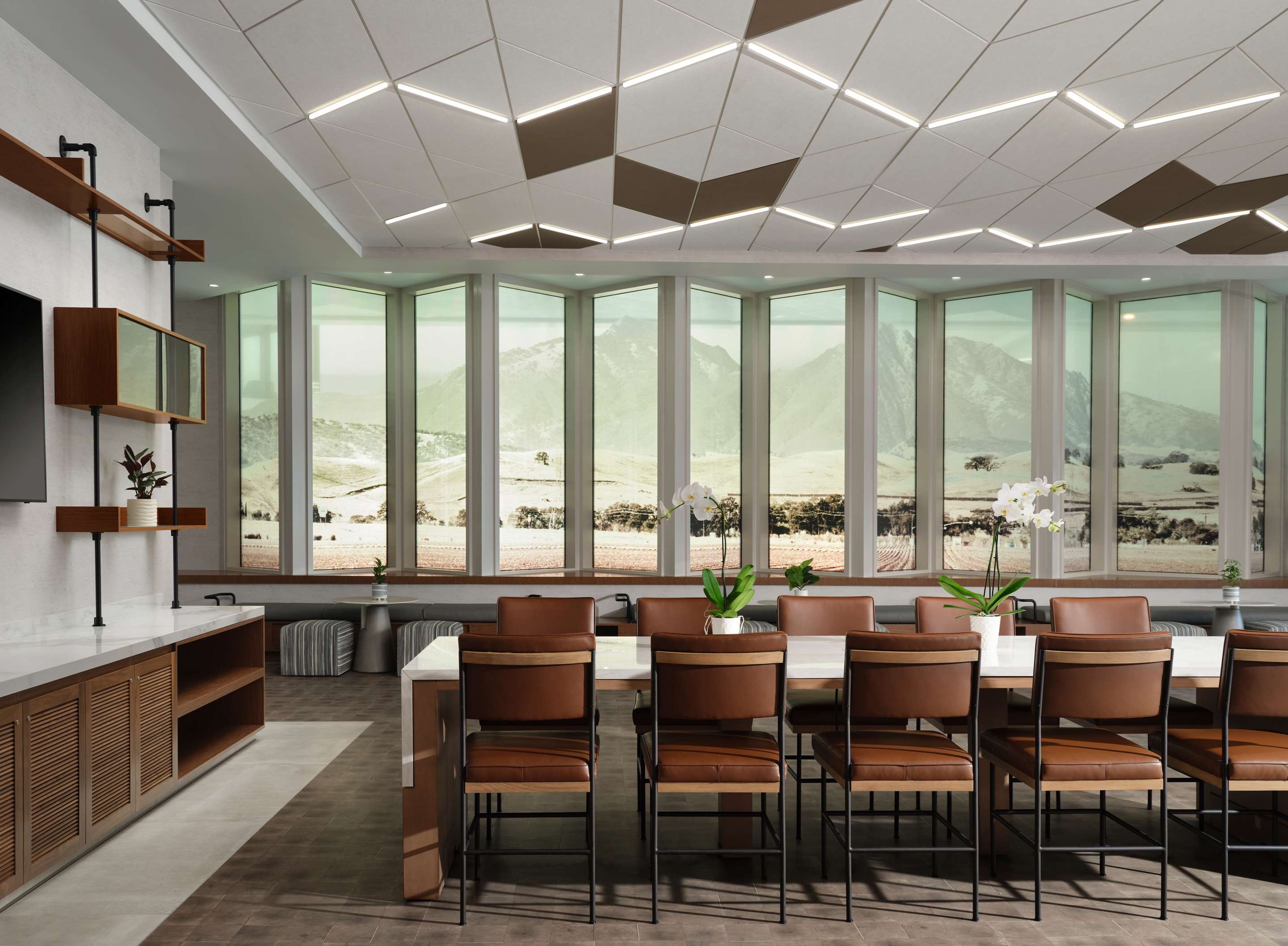 SHR Irvine Meetings WorkSuite Lounge CommuncalTable | Sonesta Irvine