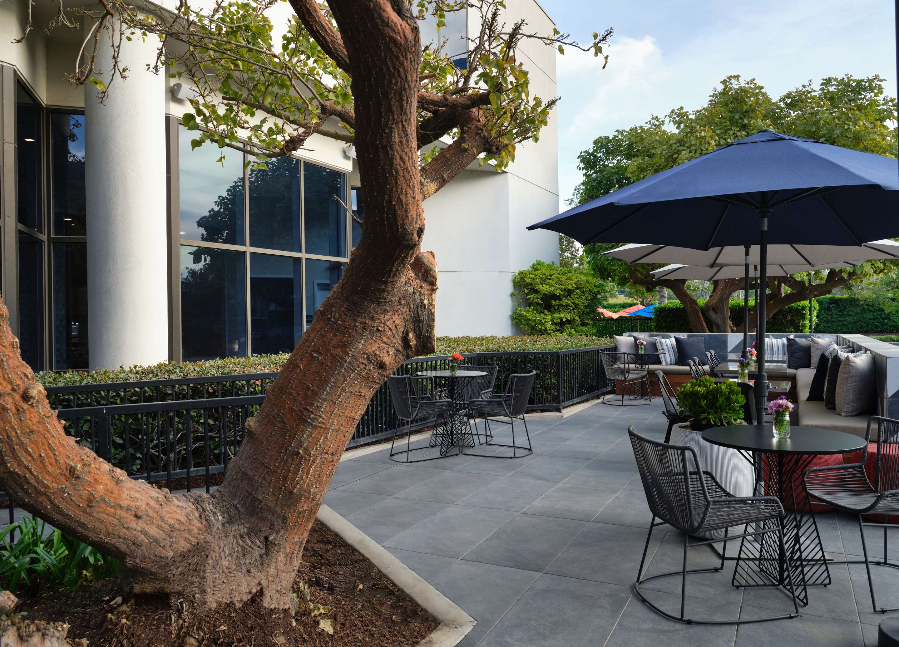 SHR Irvine Exterior OutdoorPatio Seating NoGate | Sonesta Irvine