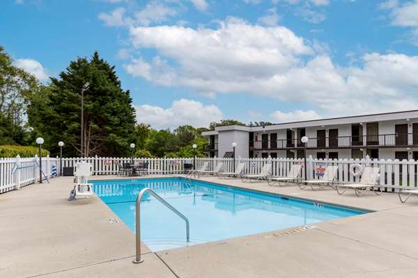Pool - Quality Inn Roxboro