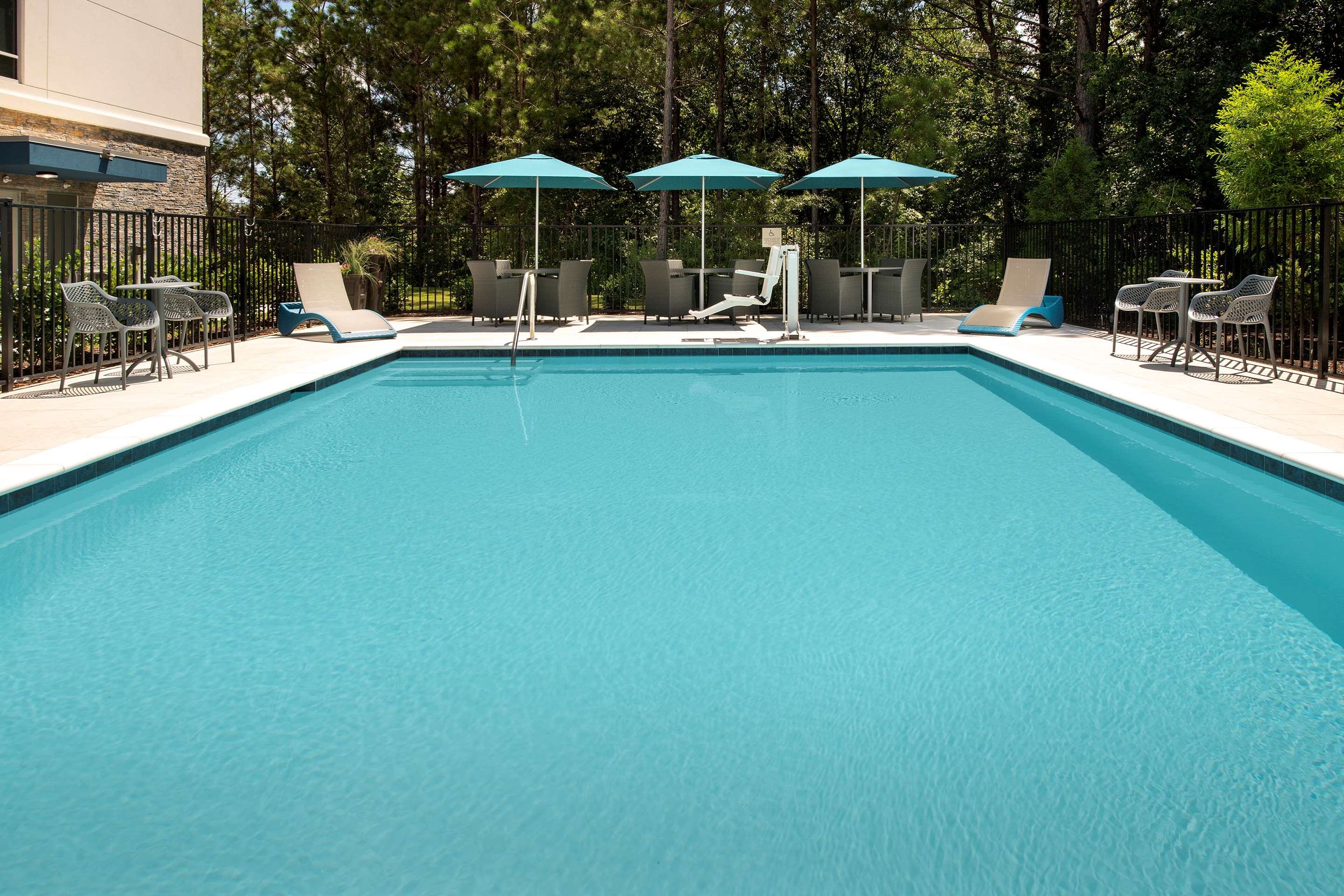 Pool | Hampton Inn & Suites Lexington