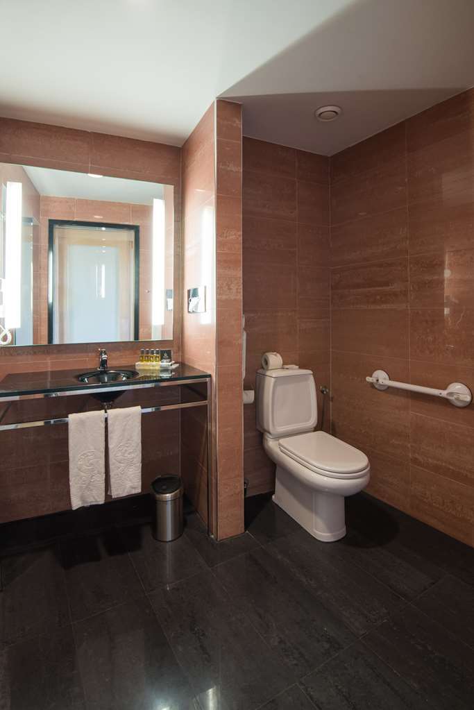 VILA GALE AMPALIUS-guestroom-Guest Room,Bathroom,On-Site.jpg