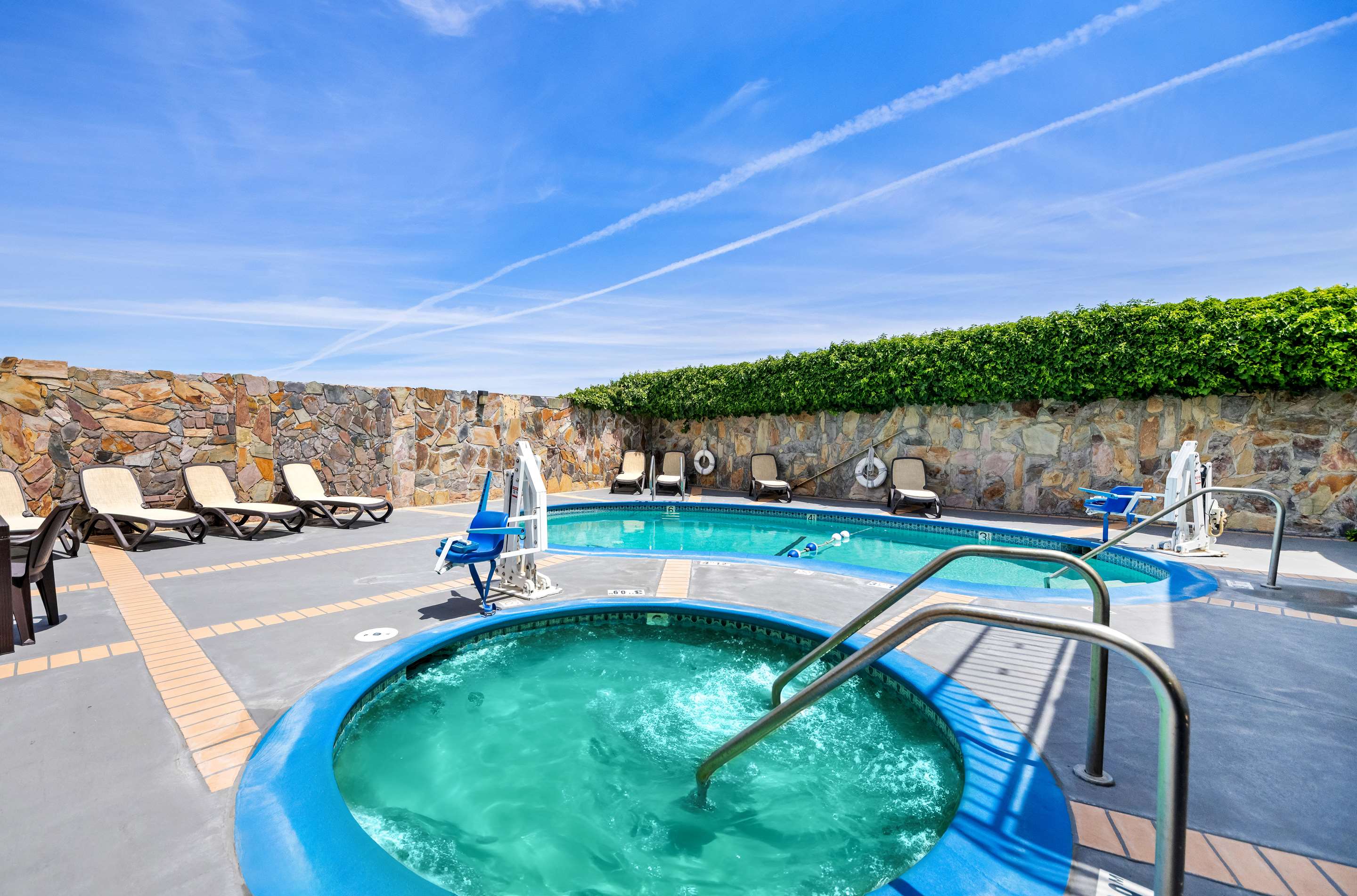 Outdoor Pool | SureStay Plus Hotel by Best Western San Jose Central City