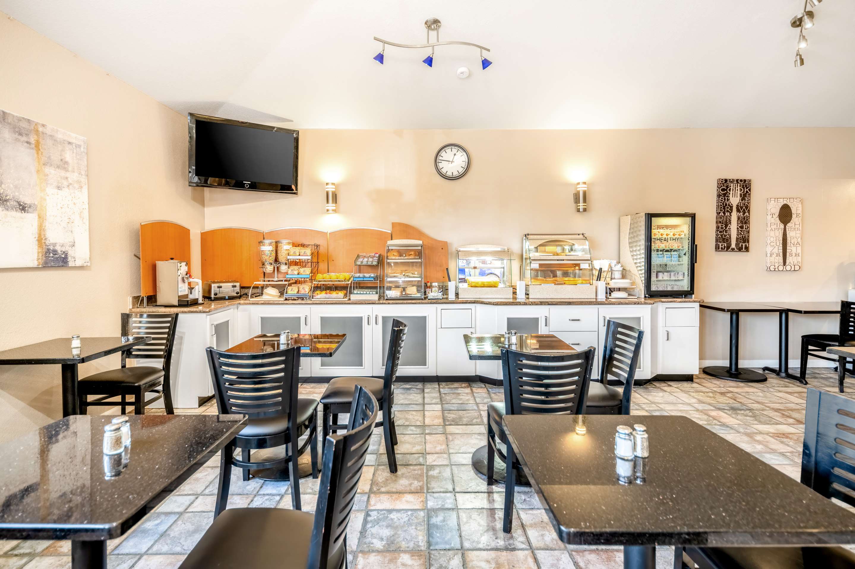 Breakfast Area | SureStay Plus Hotel by Best Western San Jose Central City