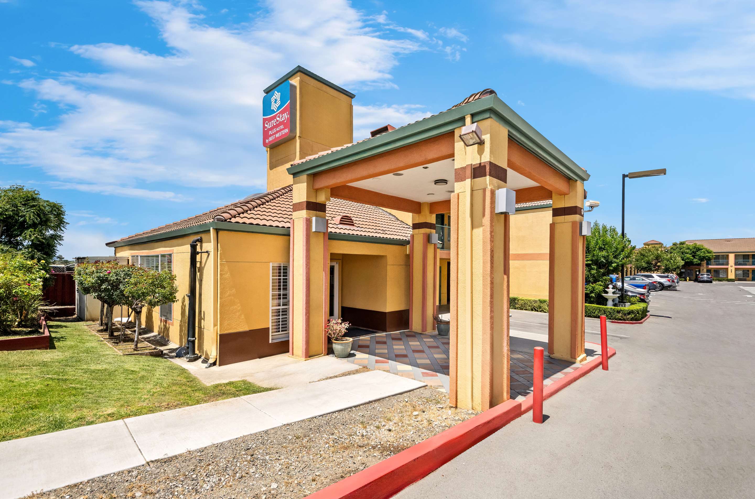 Exterior | SureStay Plus Hotel by Best Western San Jose Central City