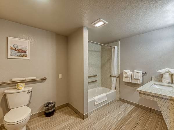  - Amanzi Ventura Hotel - US 101, Exit 70