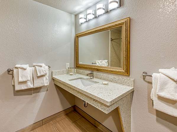  - Amanzi Ventura Hotel - US 101, Exit 70