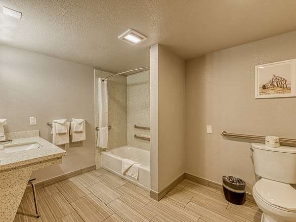  - Amanzi Ventura Hotel - US 101, Exit 70