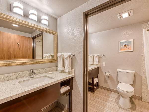  - Amanzi Ventura Hotel - US 101, Exit 70