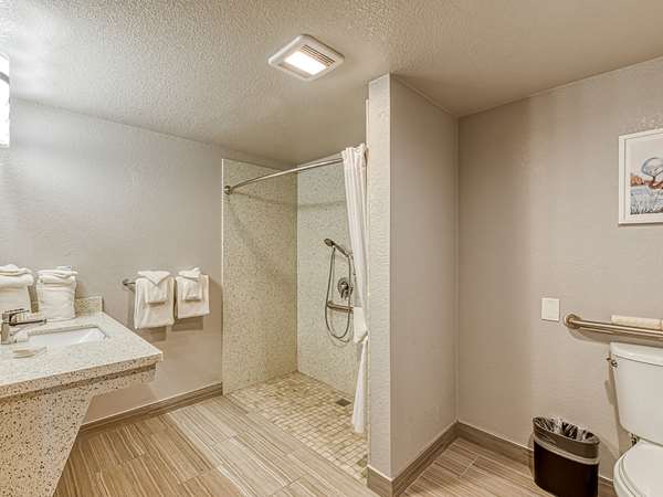  - Amanzi Ventura Hotel - US 101, Exit 70