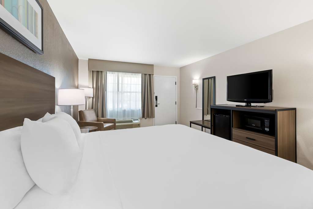 QUALITY INN FAYETTEVILLE NEAR HISTO-guestroom-Guest Room,On-Site.jpg