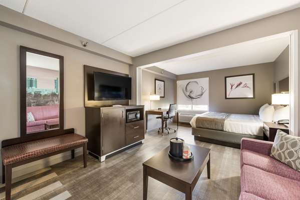 Suite - Clarion Pointe Hotel Airport Greensboro - I-40, Exit 210