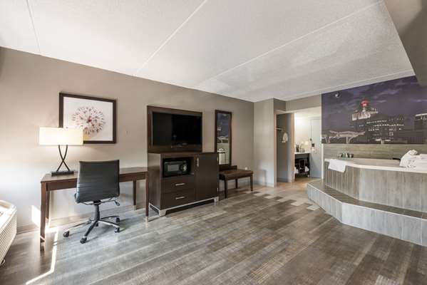 Suite - Clarion Pointe Hotel Airport Greensboro - I-40, Exit 210