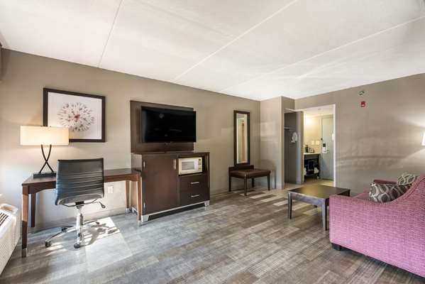 Suite - Clarion Pointe Hotel Airport Greensboro - I-40, Exit 210