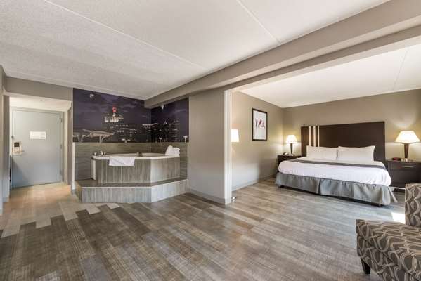 Suite - Clarion Pointe Hotel Airport Greensboro - I-40, Exit 210