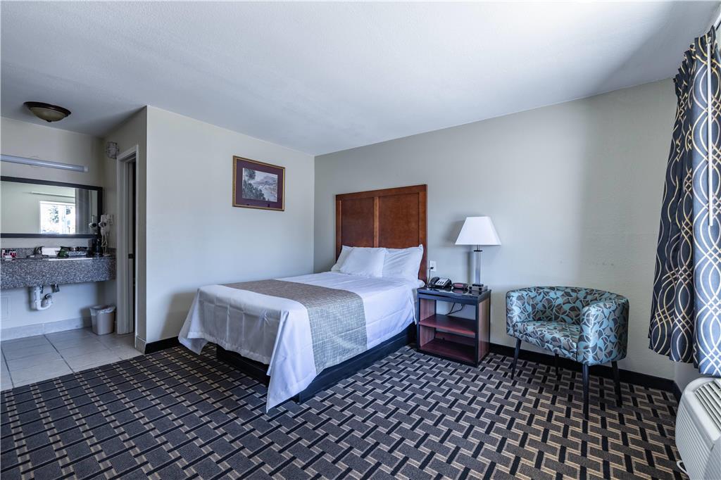 TRAVELODGE BY WYNDHAM JACKSON I-40-guestroom-Guest Room,On-Site.jpg