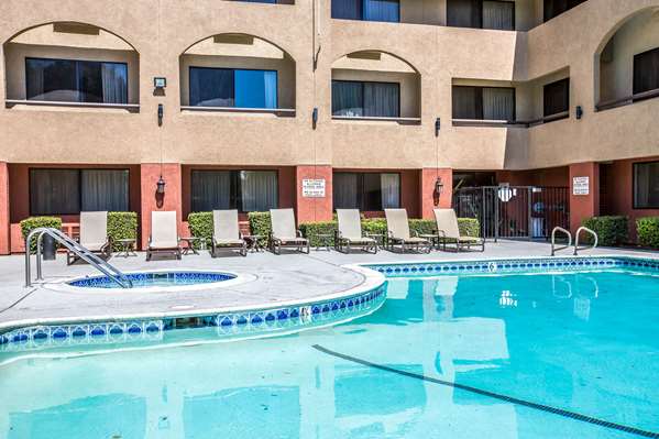 Pool - Baymont Inn & Suites Airport Ontario