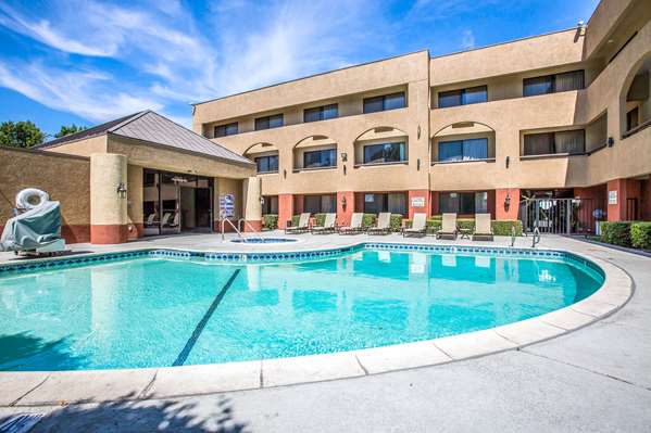 Pool - Baymont Inn & Suites Airport Ontario