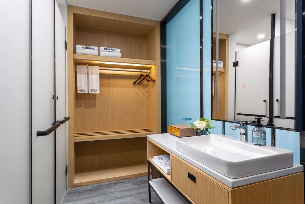 MICROTEL BY WYNDHAM HANGZHOU-guestroom-Guest Room,Bathroom,On-Site.jpg