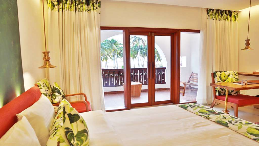 ESTUARY SAROVAR PREMIERE POOVAR ISL-guestroom-Guest Room,On-Site.jpg