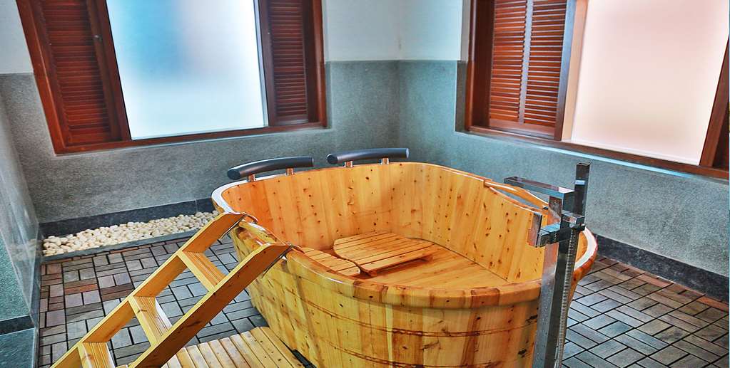 ESTUARY SAROVAR PREMIERE POOVAR ISL-guestroom-Guest Room,Suite,On-Site.jpg