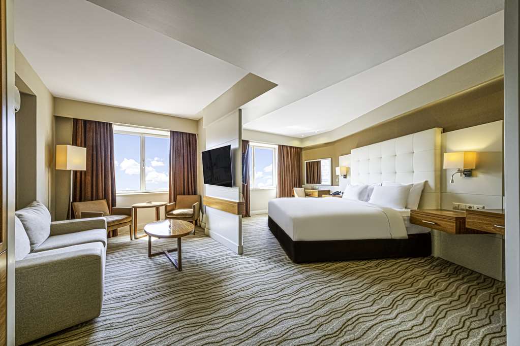 RADISSON PRESIDENT OLD TOWN ISTANBU-guestroom-Guest Room,Bed,Guest Room Amenity,TV and multimedia,Sitting area,On-Site,Telephone,Guest Room - Whole Room.jpg