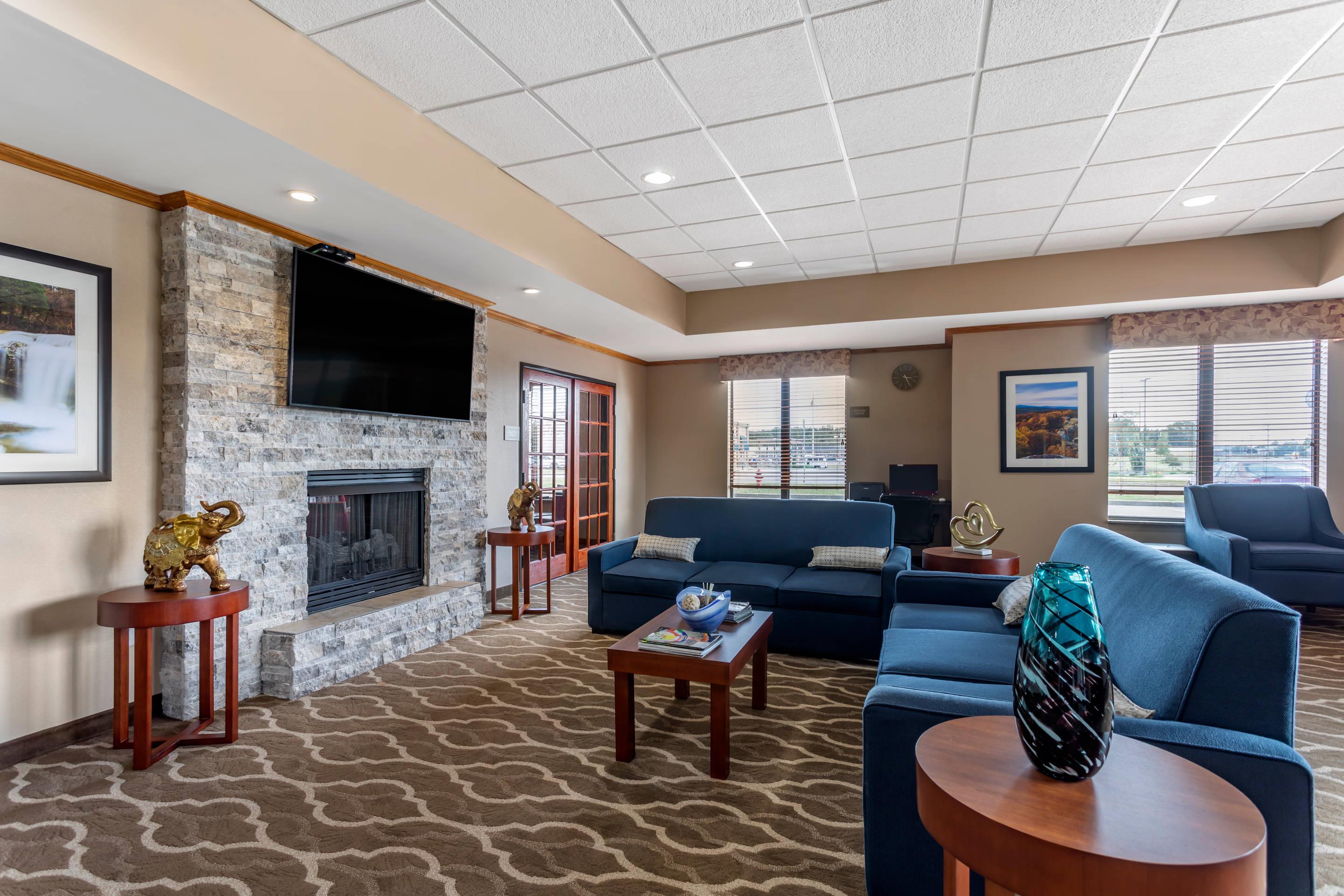 Hotel lobby | Comfort Inn & Suites Carbondale University Area