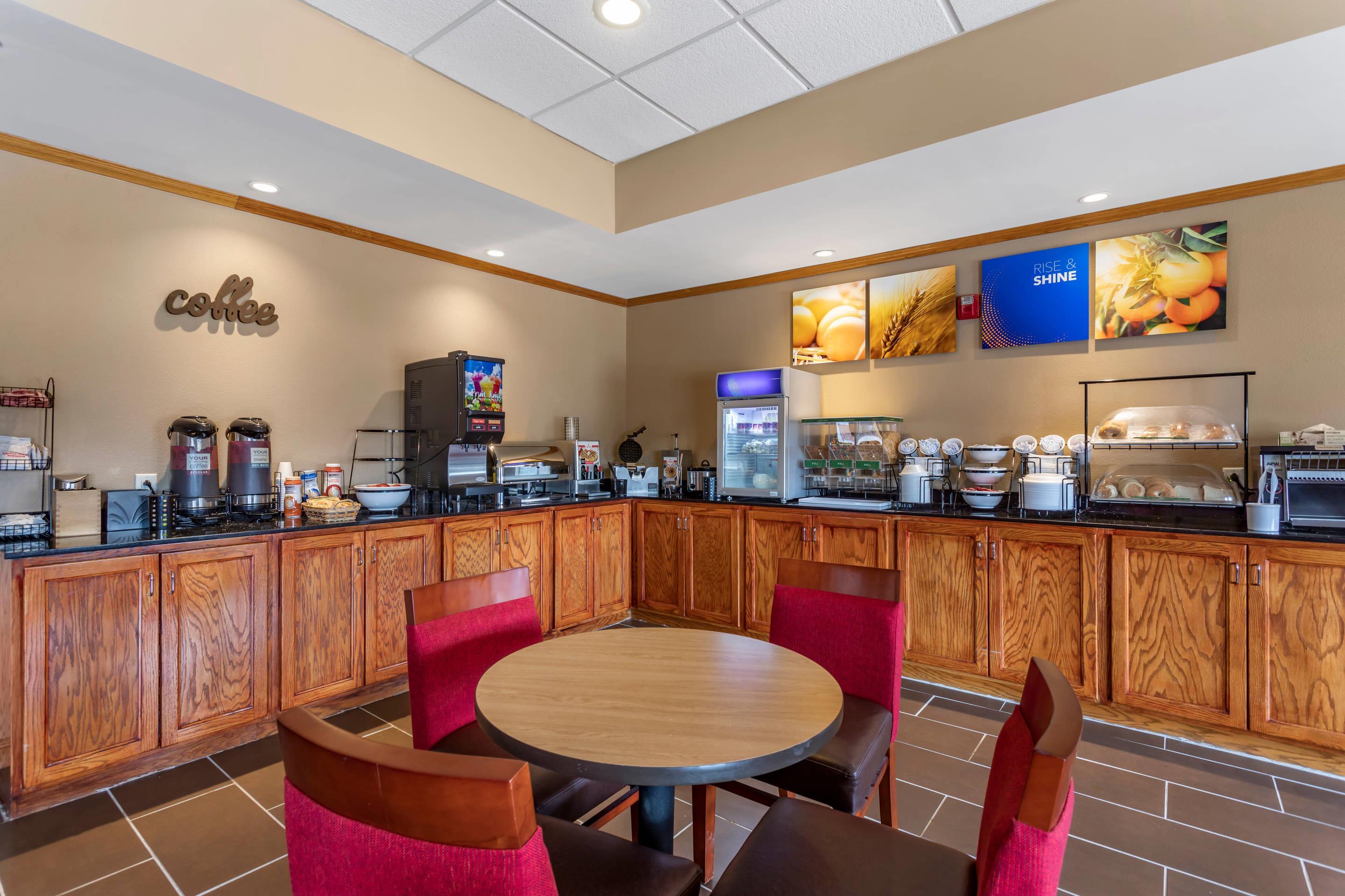 Breakfast area | Comfort Inn & Suites Carbondale University Area