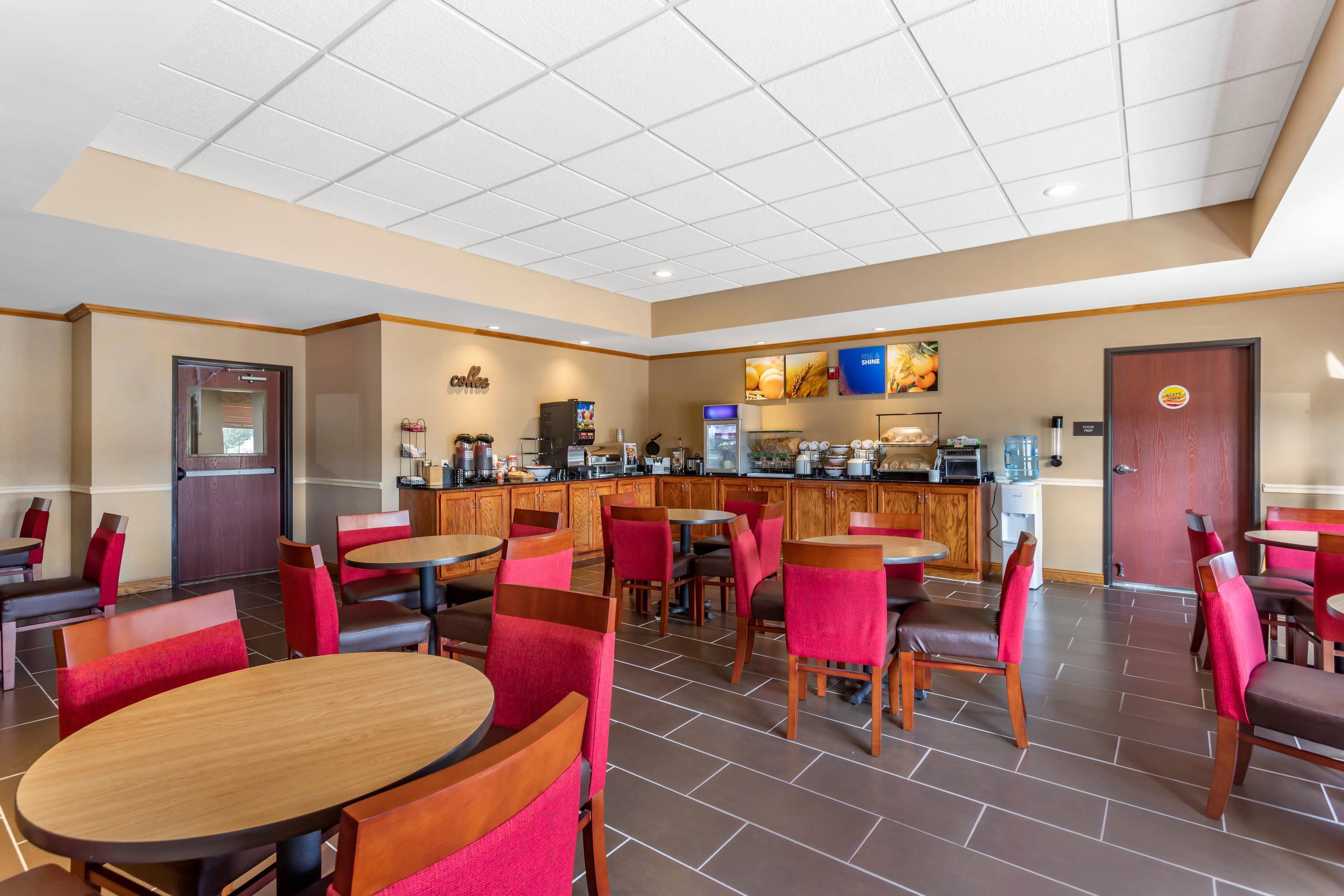 Breakfast area | Comfort Inn & Suites Carbondale University Area