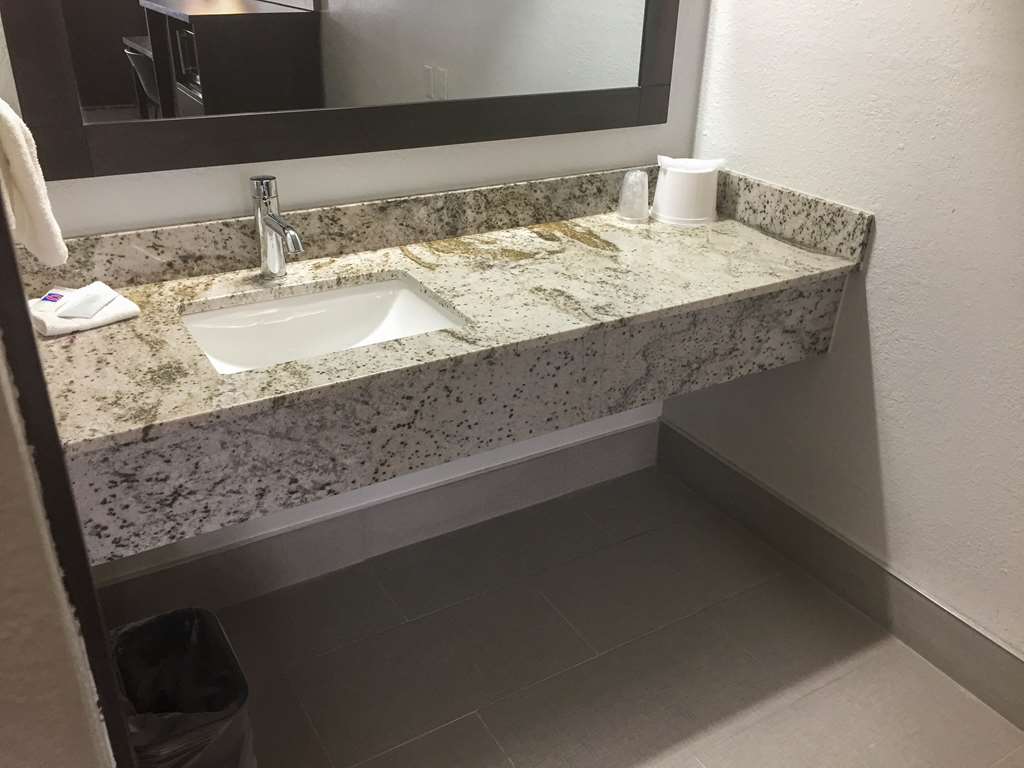 MOTEL 6 BURNSVILLE, MN-guestroom-Guest Room,Bathroom,On-Site.jpg
