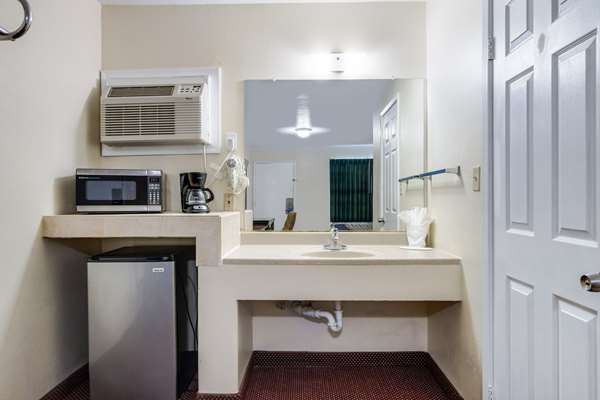  - Rodeway Inn & Suites Blythe - I-10, Exit 239