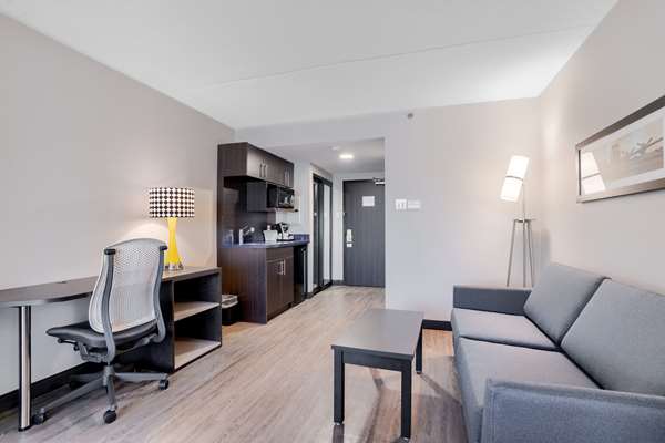 Suite - GLo Best Western Mississauga Corporate Centre Hotel