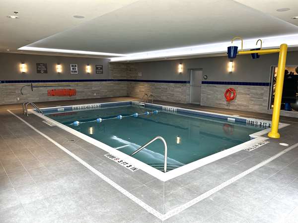 Pool - GLo Best Western Mississauga Corporate Centre Hotel