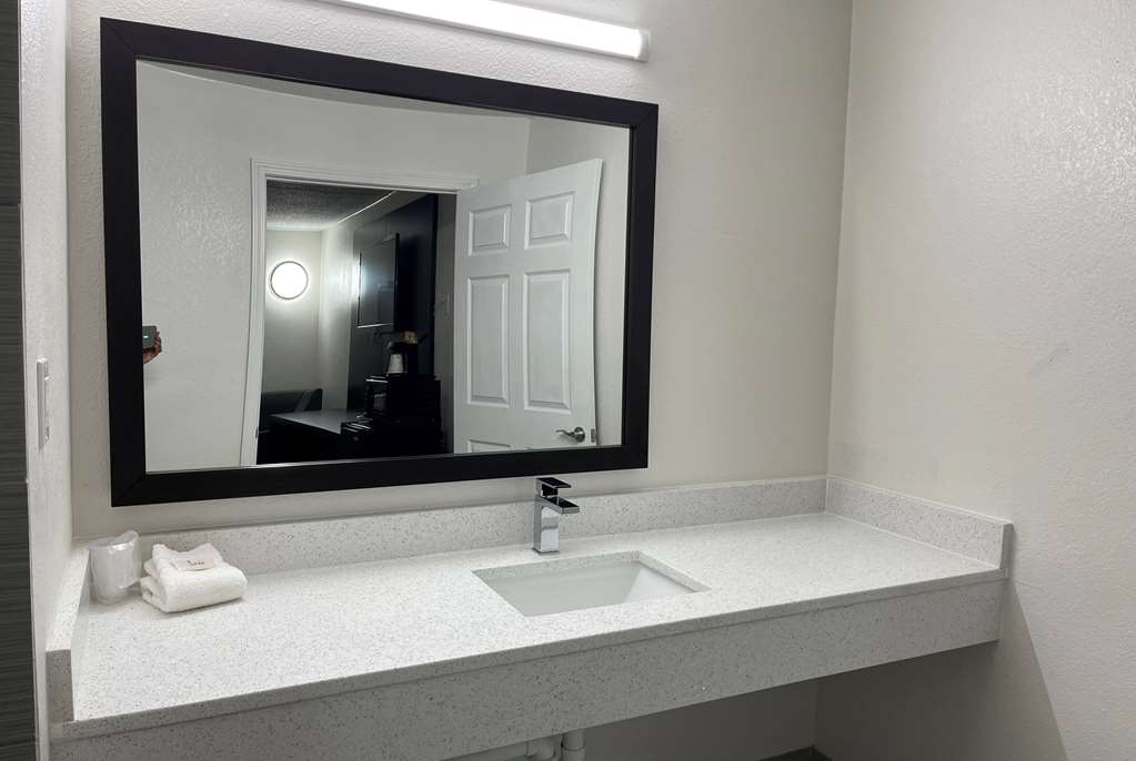 DI CALHOUN GA-guestroom-Guest Room,Bathroom,On-Site.jpg