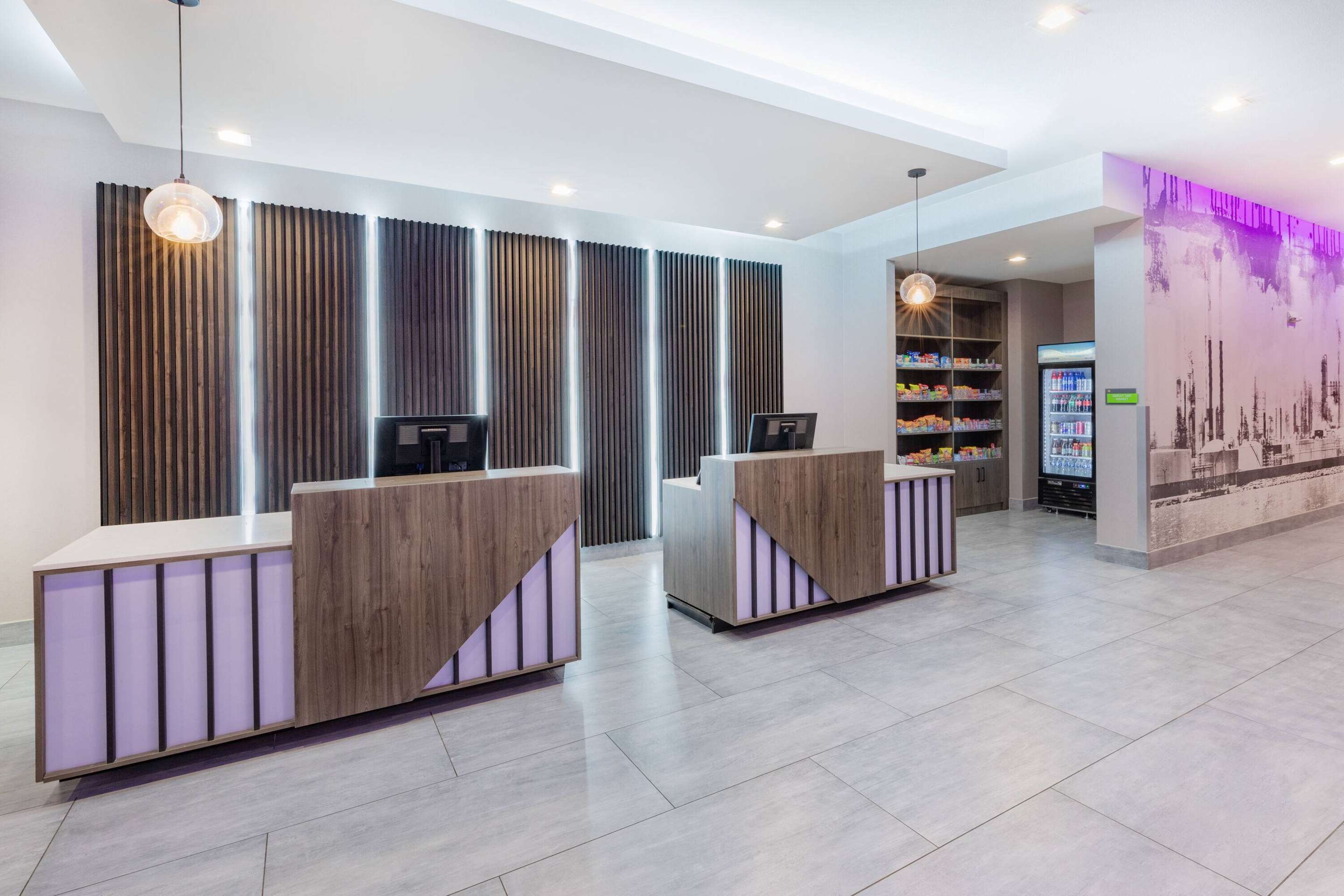 Lobby | La Quinta Inn & Suites by Wyndham Texas City I 45