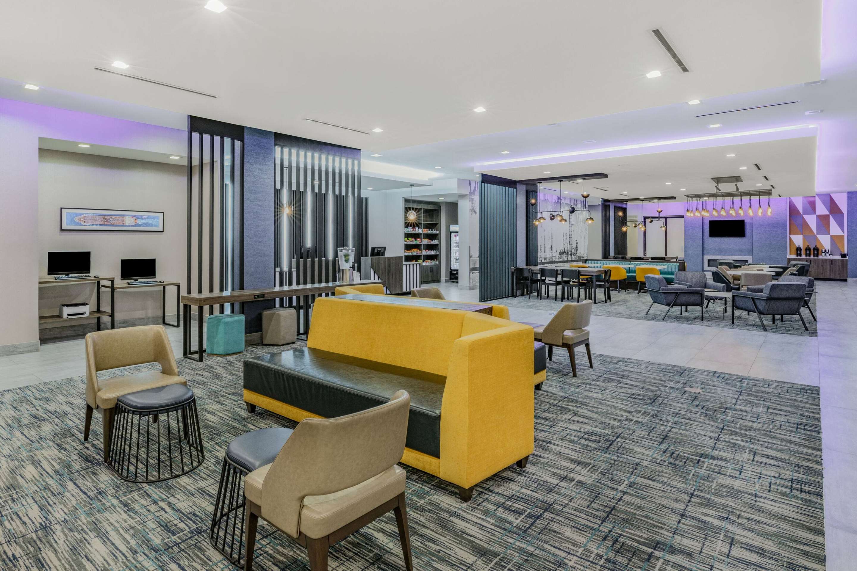 Lobby | La Quinta Inn & Suites by Wyndham Texas City I 45