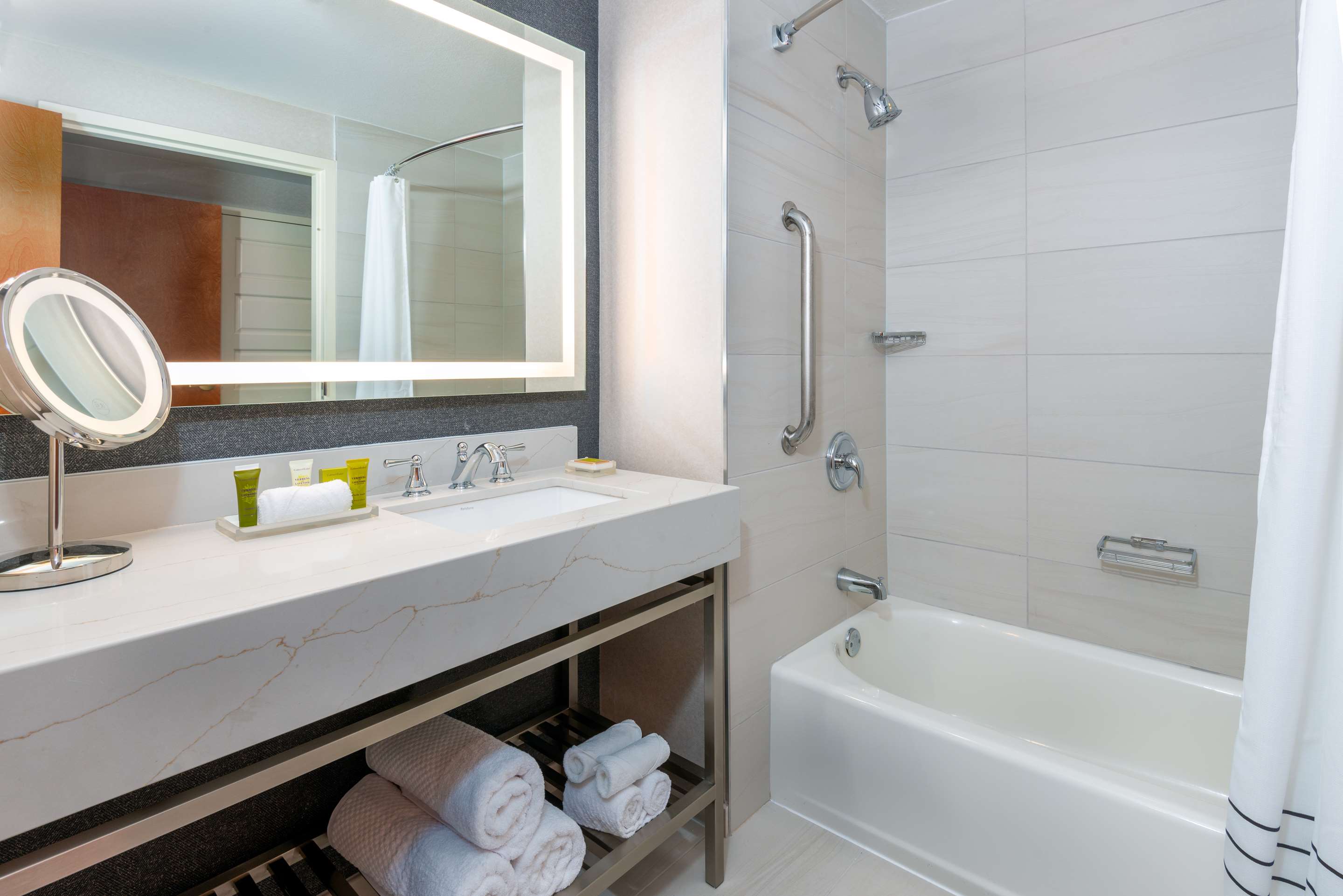 Guest room bath