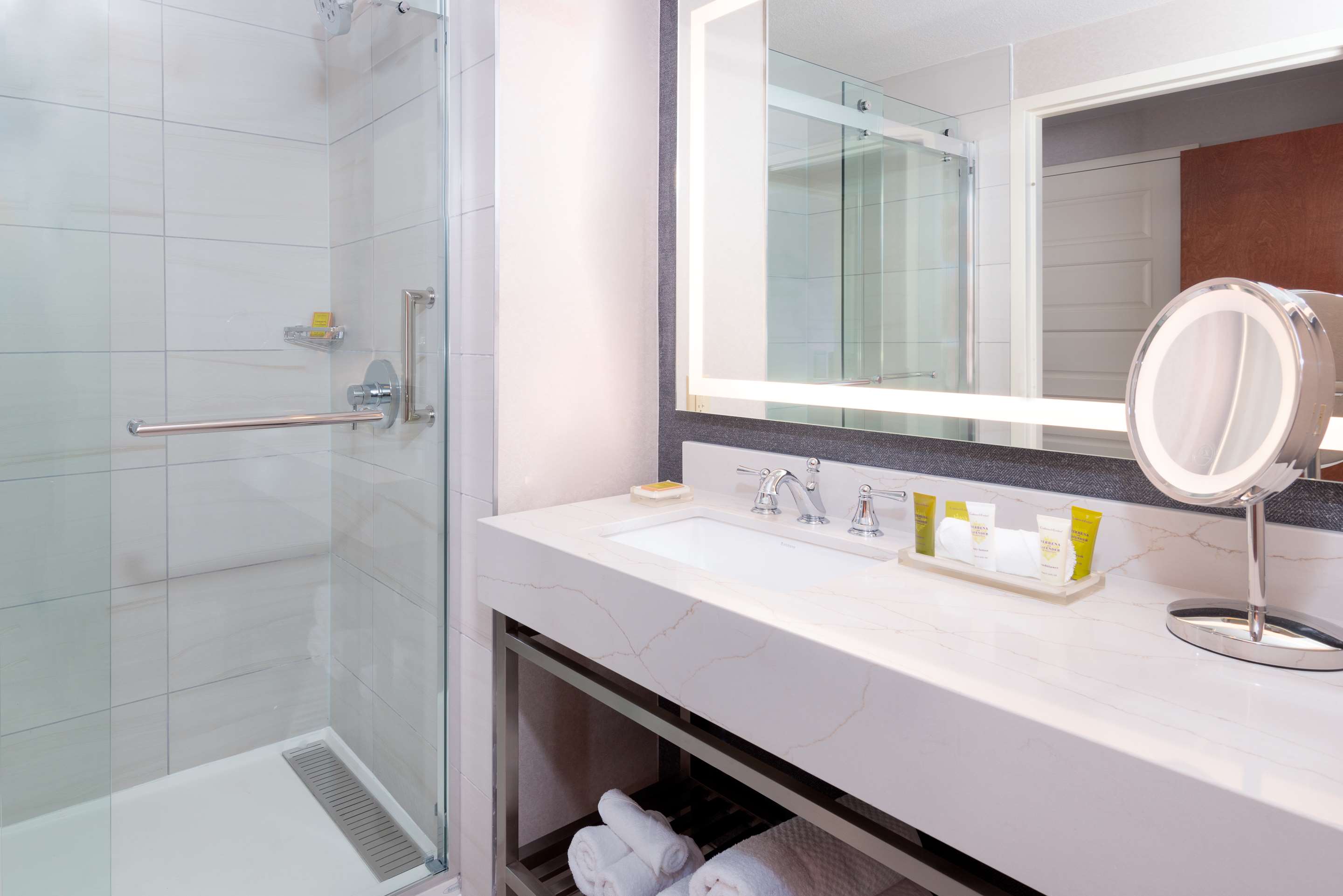 Guest room bath