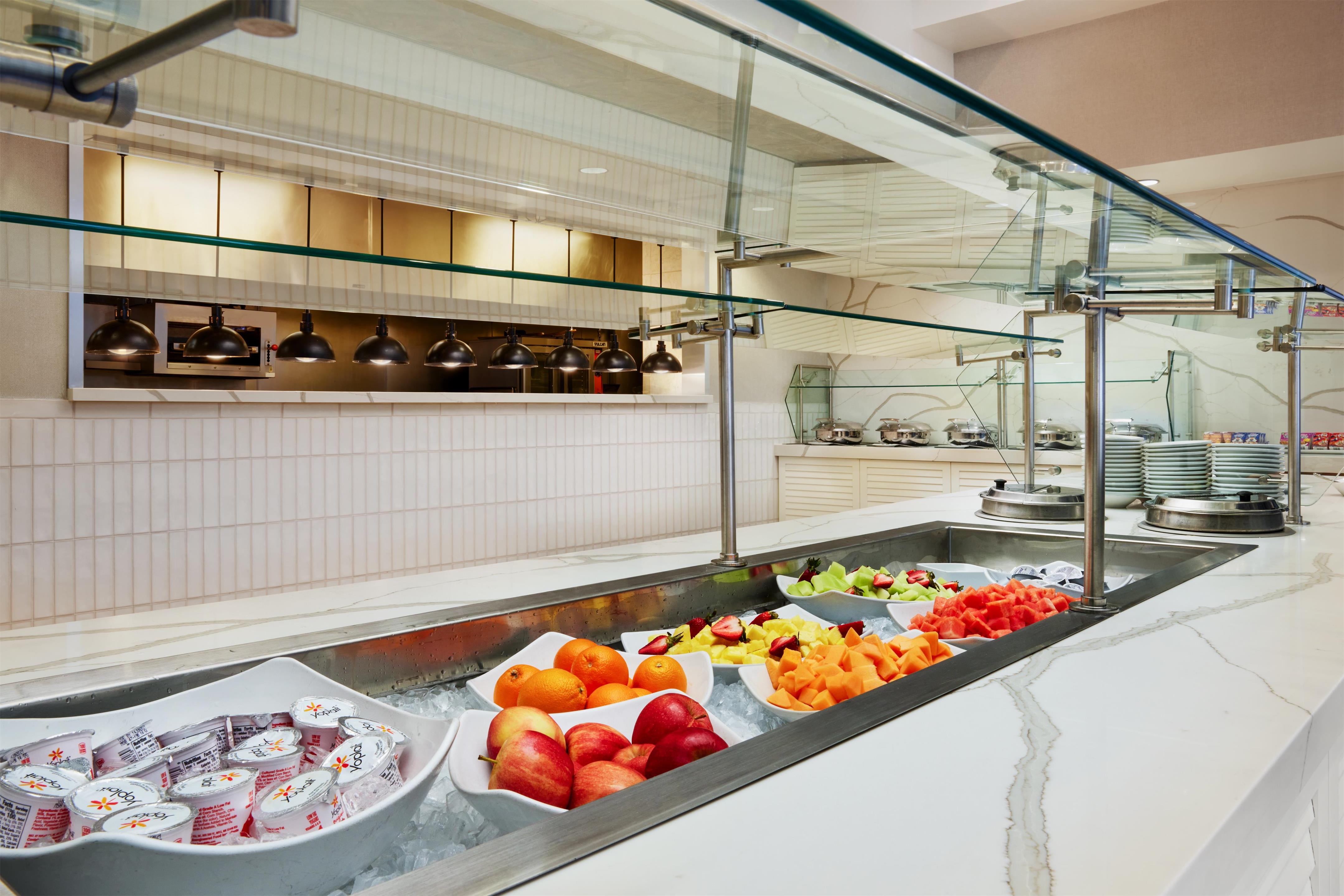Breakfast Area | Hilton Charlotte Airport