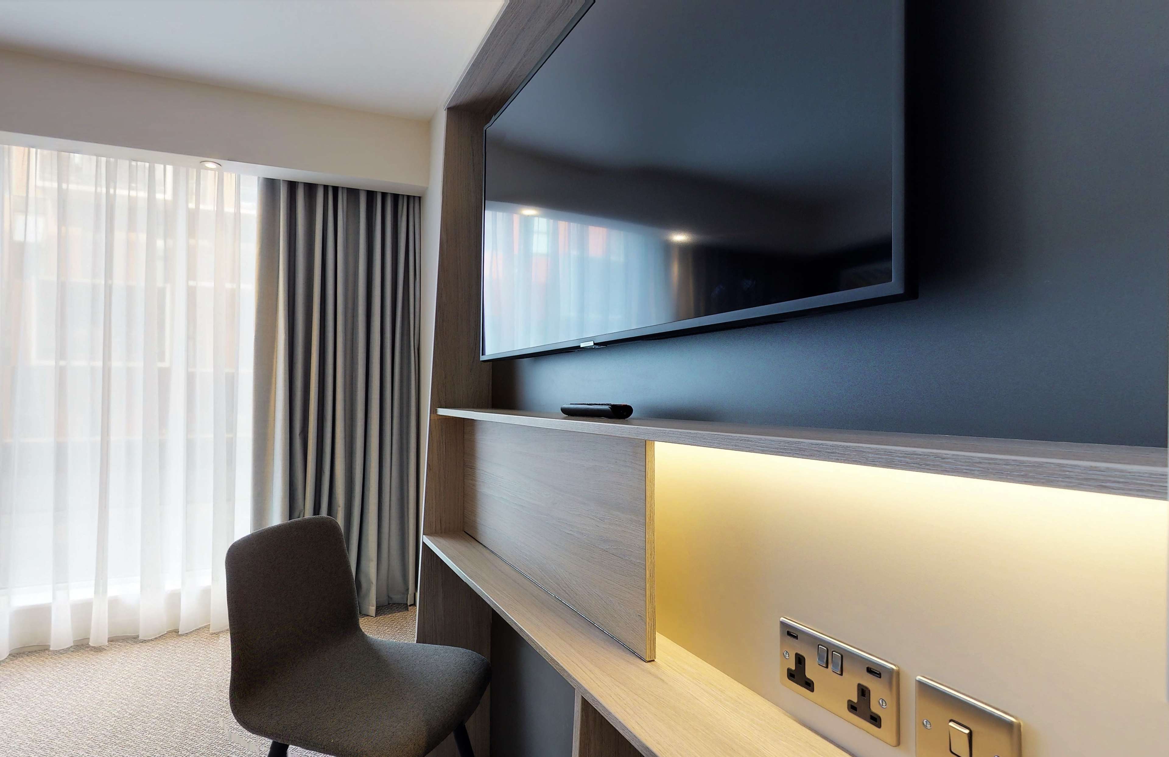 Hampton by Hilton Manchester Northern Quarter Room Type - QUEEN ROOM WITH SOFA