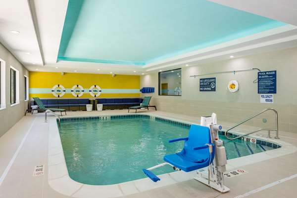 Pool - Tru by Hilton Stevensville - I-94, Exit 23