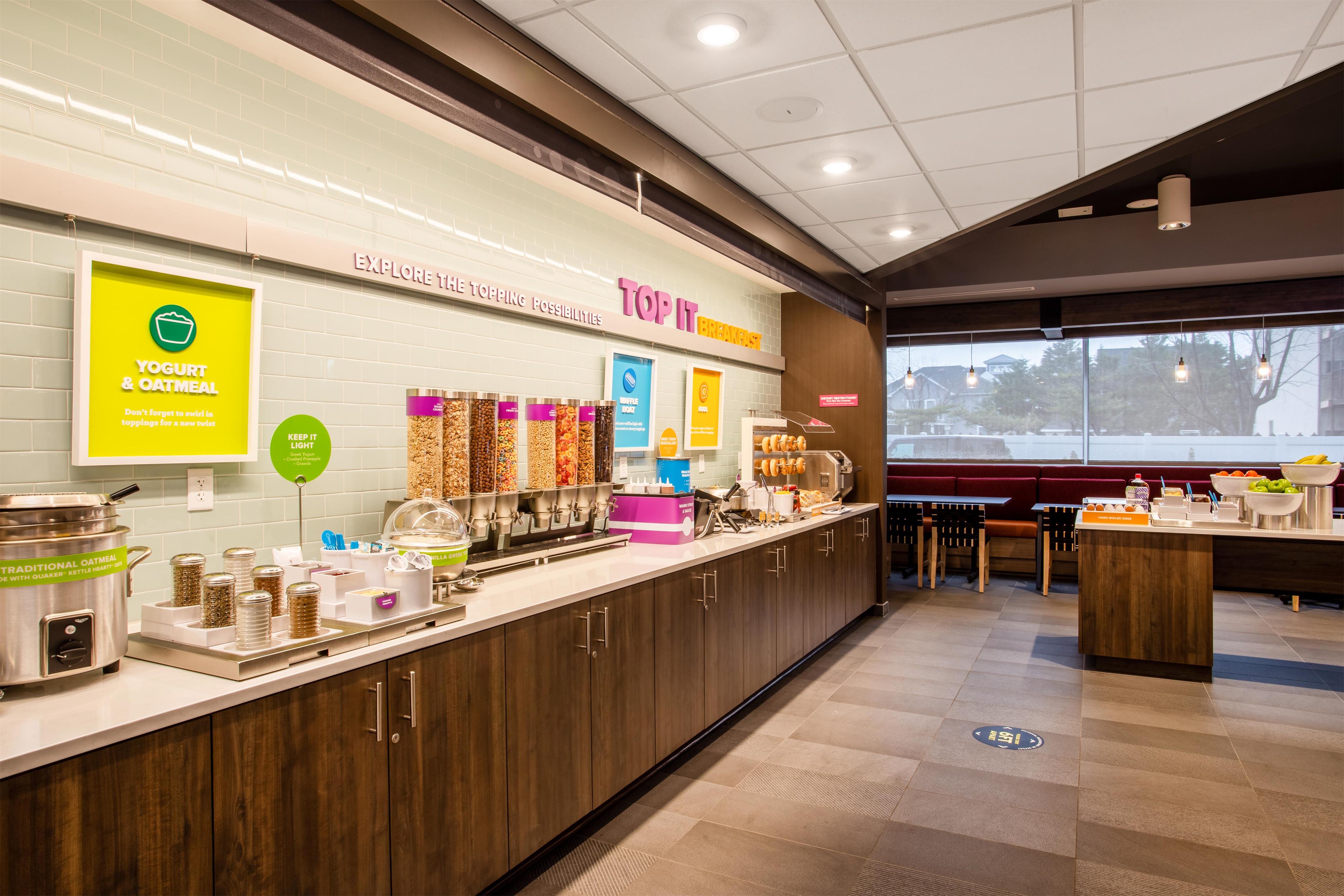 Breakfast Area | Tru by Hilton Ocean City Bayside